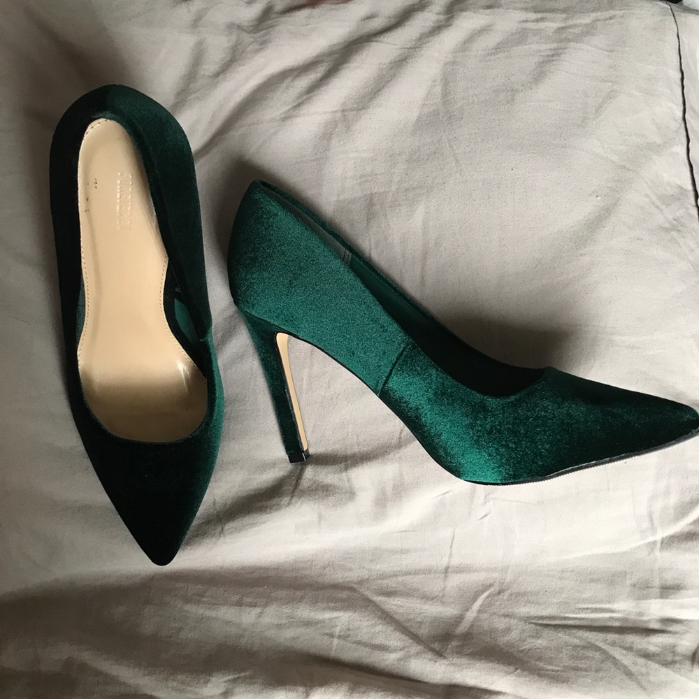 Velvet Emerald pointed toe pumps! Never been worn!